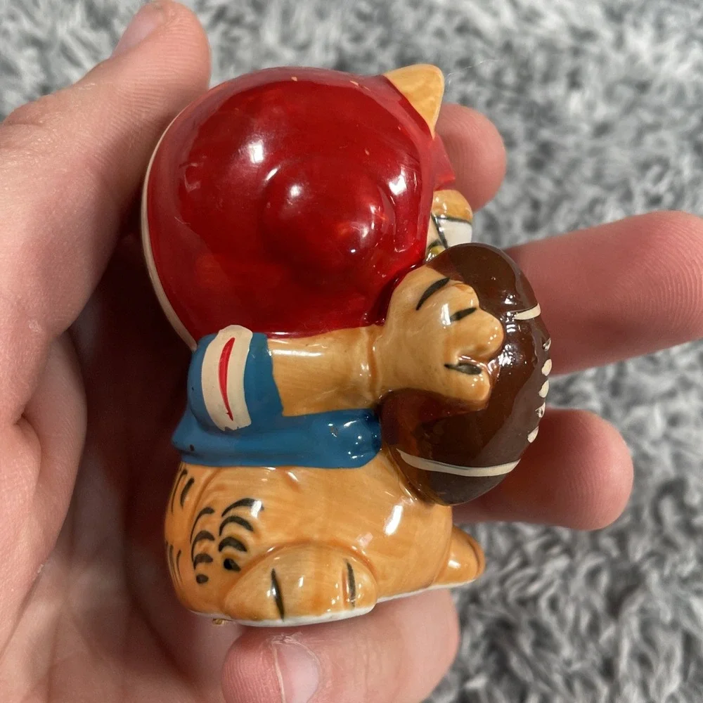 Vintage Enesco Garfield The Cat With Football 2.5